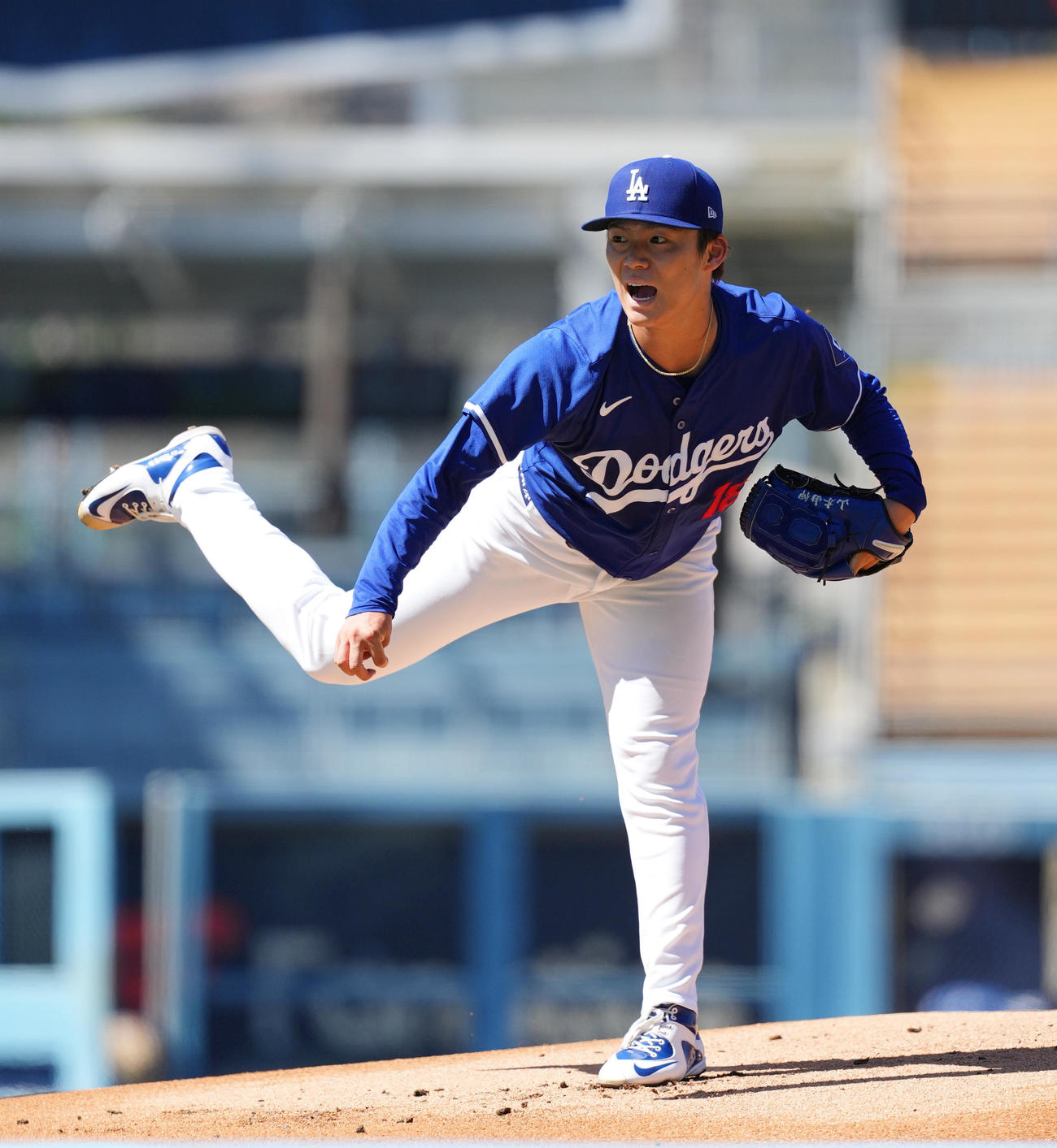 ライブBPに登板し、力投するドジャース山本（撮影・菅敏）