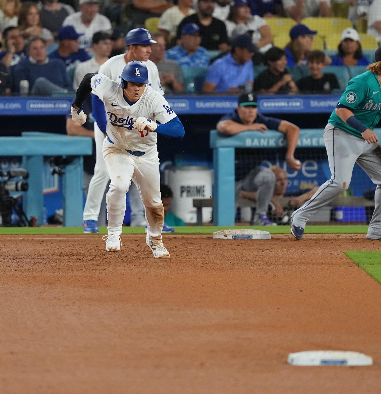 ドジャース対マリナーズ　5回裏ドジャース1死一塁、打者ベッツの時、二塁に向かってスタートする大谷（撮影・菅敏）