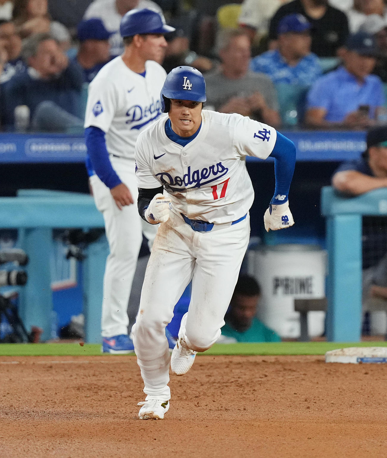 ドジャース対マリナーズ　5回裏ドジャース1死一塁、打者ベッツの時、二塁に向かってスタートする大谷（撮影・菅敏）