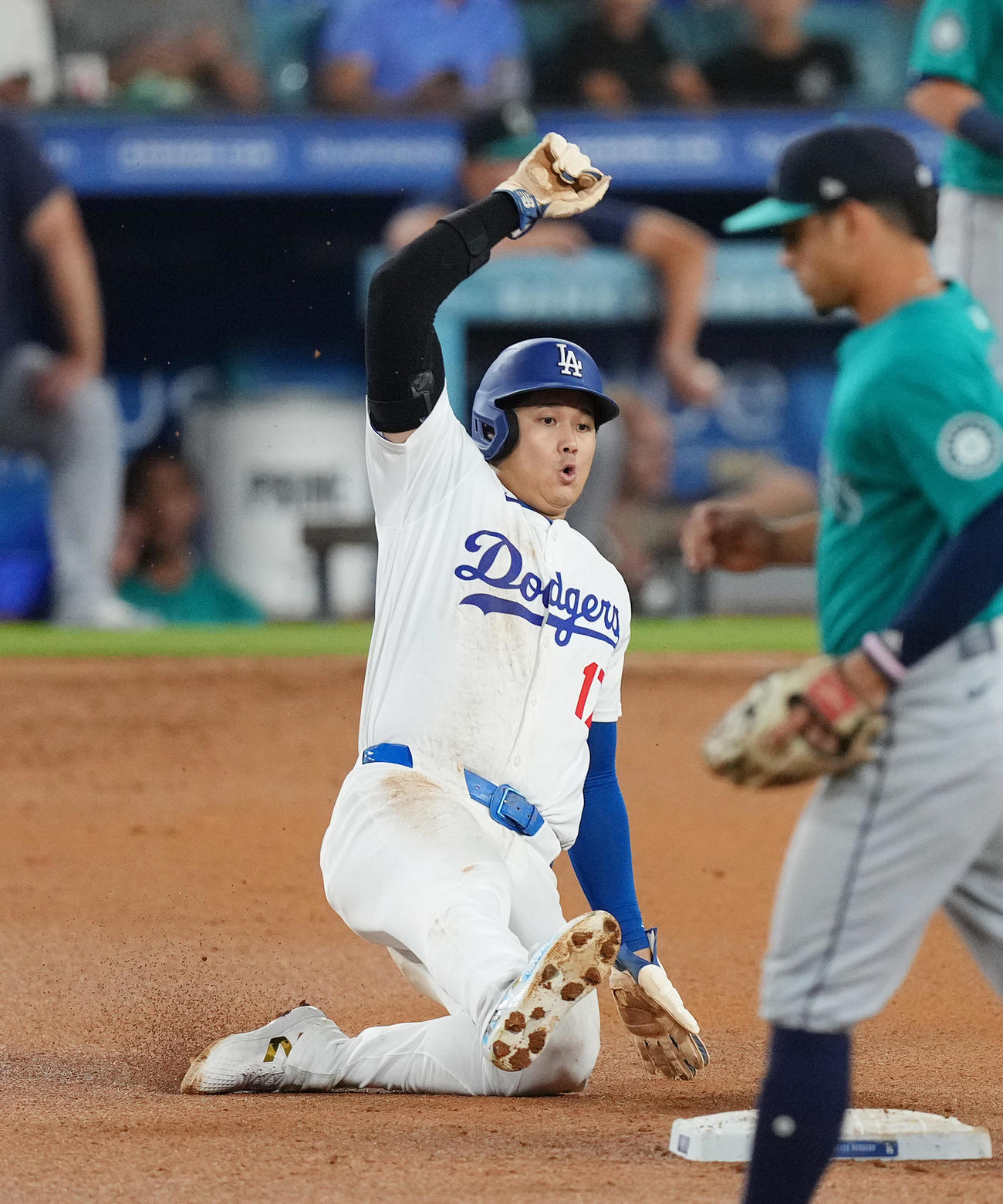 ドジャース対マリナーズ　5回裏ドジャース1死一塁、打者ベッツの時、二塁盗塁を決める大谷（撮影・菅敏）