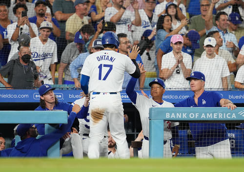 ドジャース対マリナーズ　3回裏ドジャース2死一、二塁、ベッツの左2点適時二塁打で一塁から生還し、ロバーツ監督（右から2人目）らに迎えられる大谷（撮影・菅敏）