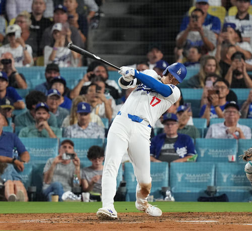 ドジャース対マリナーズ　5回裏ドジャース1死、右前打を放つ大谷（撮影・菅敏）