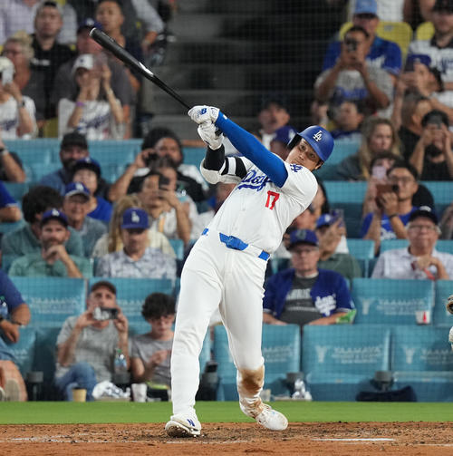 ドジャース対マリナーズ　5回裏ドジャース1死、右前打を放つ大谷（撮影・菅敏）