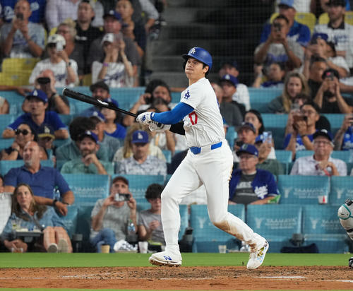 ドジャース対マリナーズ　5回裏ドジャース1死、右前打を放つ大谷（撮影・菅敏）