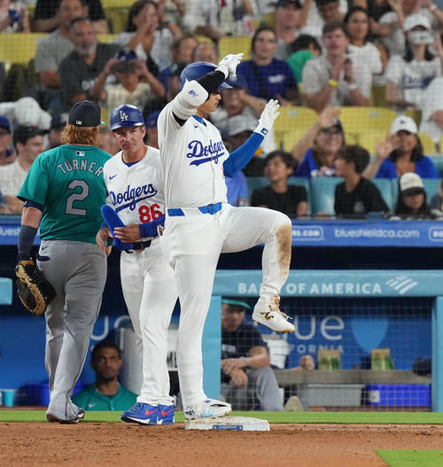 ドジャース対マリナーズ　5回裏ドジャース1死、右前打を放ち、ポーズをとる大谷（撮影・菅敏）