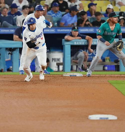 ドジャース対マリナーズ　5回裏ドジャース1死一塁、打者ベッツの時、二塁に向かってスタートする大谷（撮影・菅敏）
