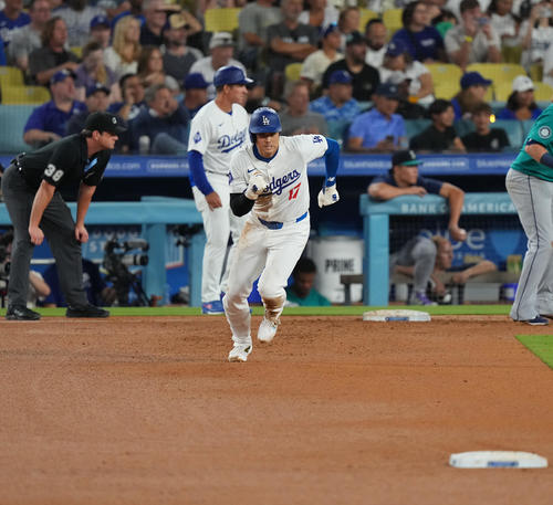 ドジャース対マリナーズ　5回裏ドジャース1死一塁、打者ベッツの時、二塁に向かってスタートする大谷（撮影・菅敏）
