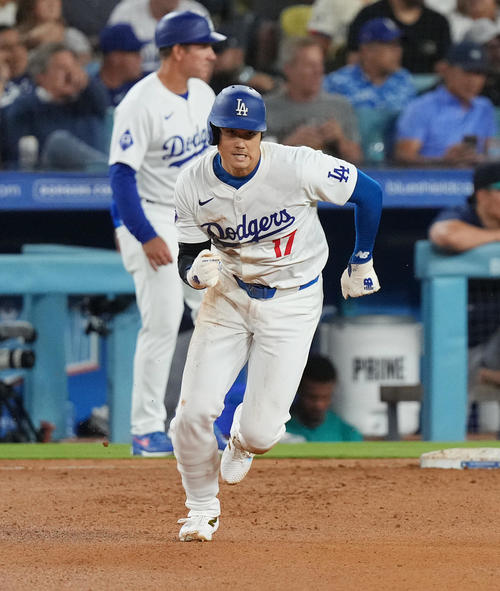 ドジャース対マリナーズ　5回裏ドジャース1死一塁、打者ベッツの時、二塁に向かってスタートする大谷（撮影・菅敏）