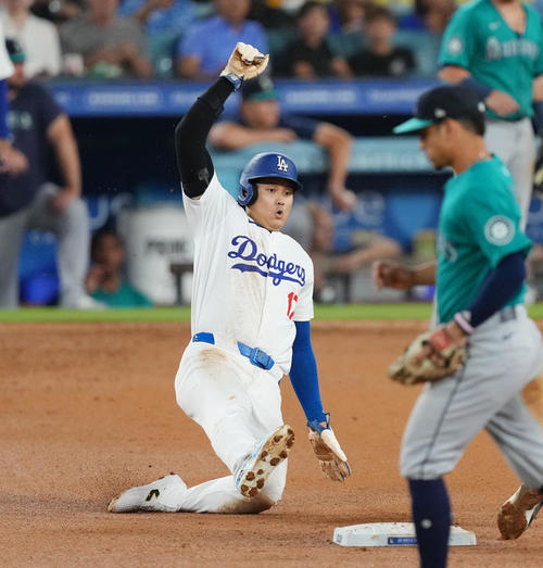 ドジャース対マリナーズ　5回裏ドジャース1死一塁、打者ベッツの時、二塁盗塁を決める大谷（撮影・菅敏）
