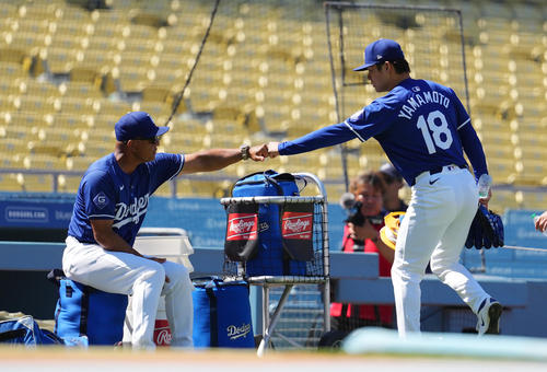 ライブBPに登板し、イニング間にロバーツ監督（左）とタッチをするドジャース山本（撮影・菅敏）