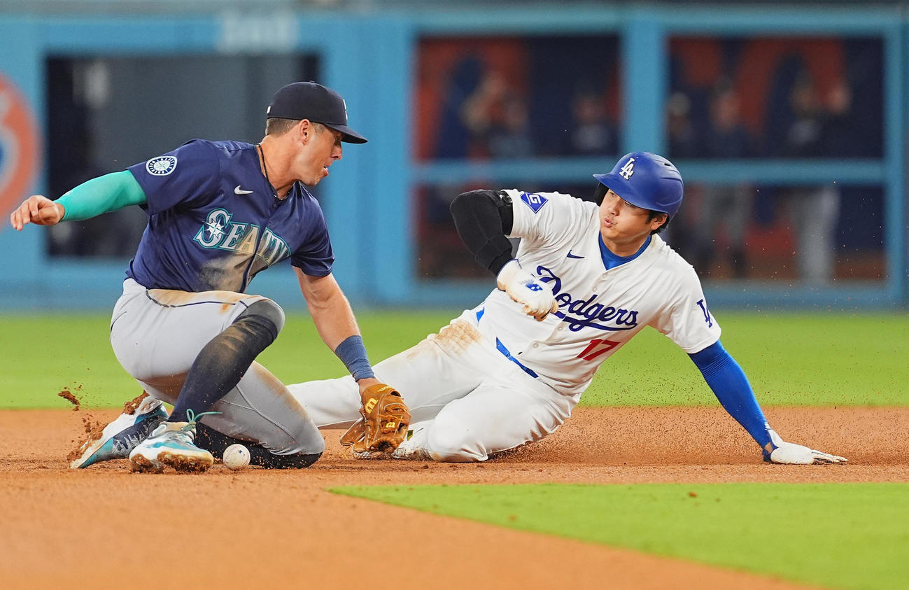 ドジャース対マリナーズ　8回裏ドジャース2死一塁、二塁盗塁を決める大谷（右）（撮影・菅敏）