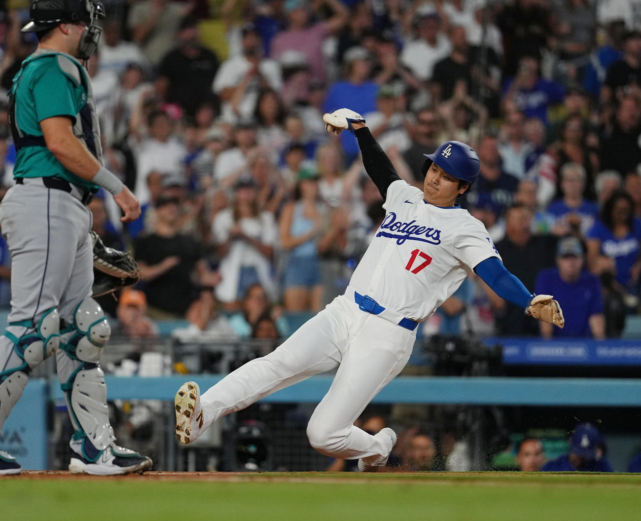 ドジャース対マリナーズ　3回裏ドジャース2死一、二塁、ベッツの左2点適時二塁打で一塁から疾走し、本塁に生還する大谷（撮影・菅敏）