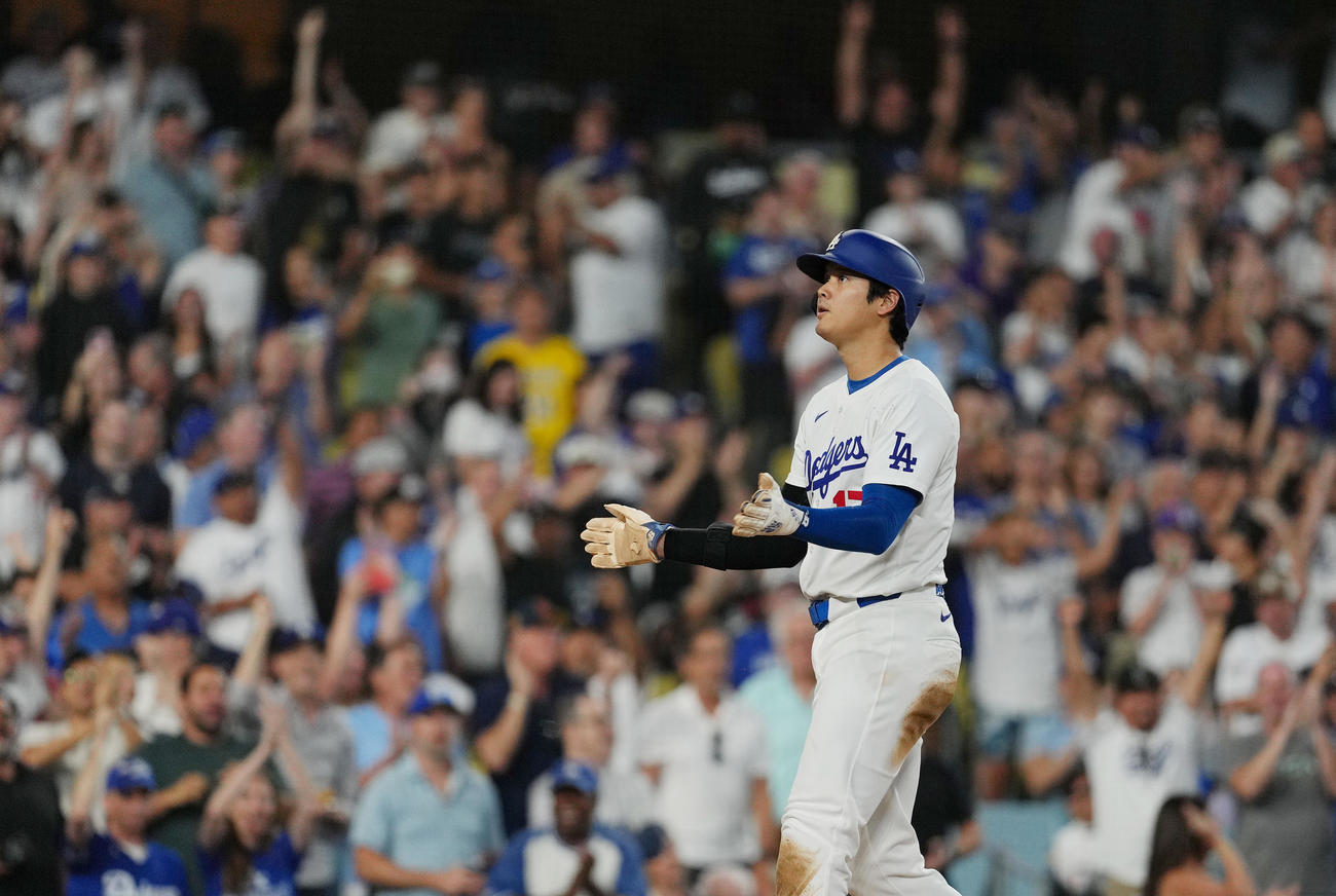 ドジャース対マリナーズ　3回裏ドジャース2死一、二塁、ベッツの左2点適時二塁打で一塁から生還し、手をたたく大谷（撮影・菅敏）