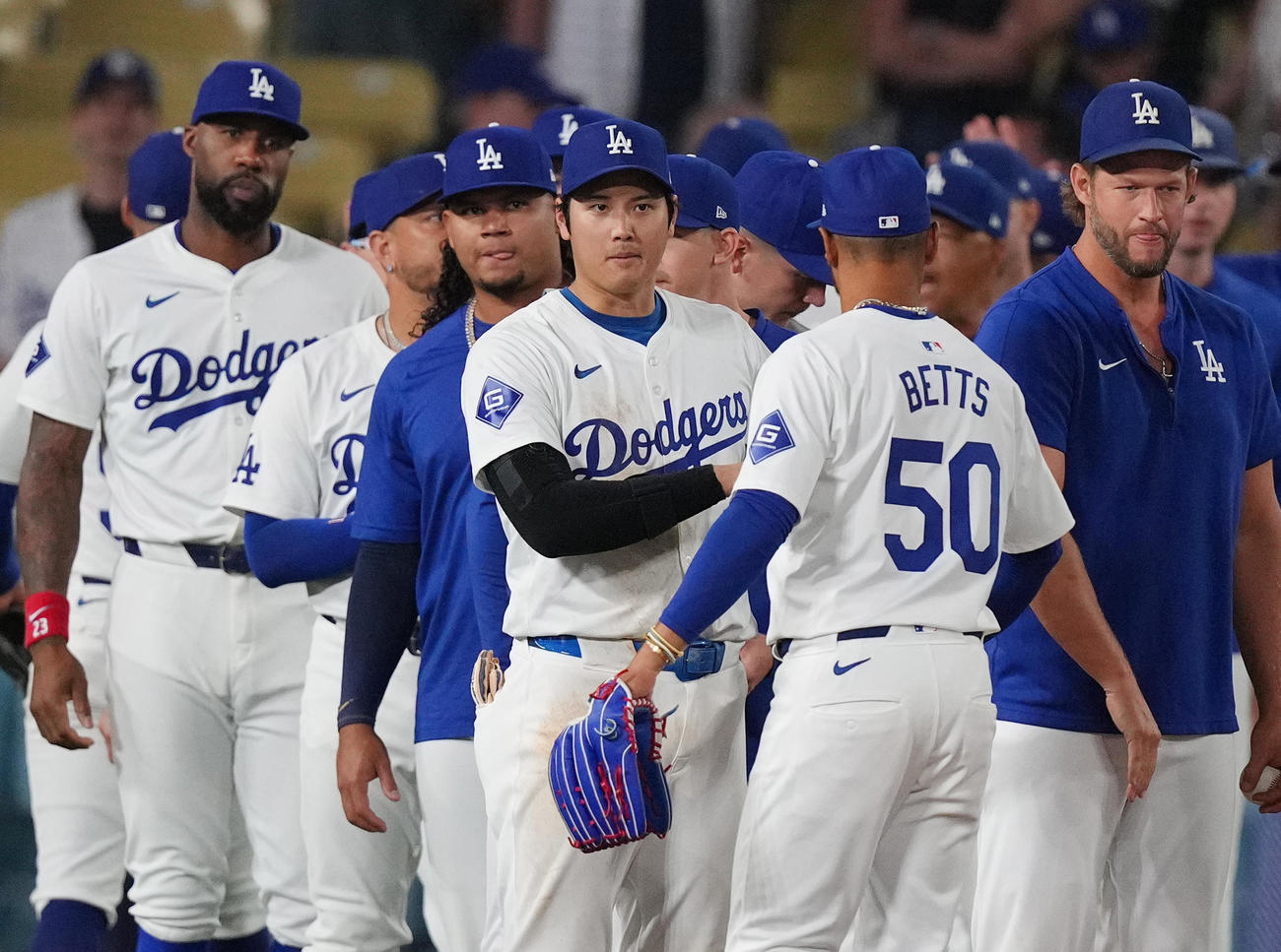 ドジャース対マリナーズ　マリナーズに勝利し、ナインを迎えるドジャース大谷（中央）（撮影・菅敏）