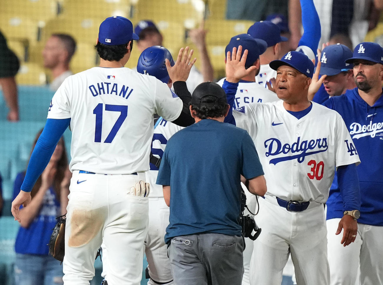 ドジャース対マリナーズ　マリナーズに勝利し、大谷（左）をタッチで迎えるロバーツ監督（撮影・菅敏）