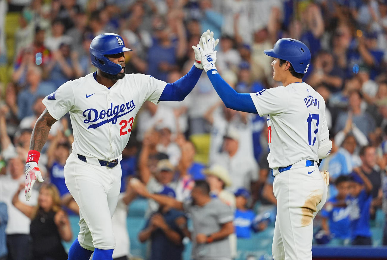 ドジャース対マリナーズ　8回裏ドジャース2死一、二塁、3点本塁打を放ったヘイワード（左）をタッチで迎える大谷＝2024年8月20日