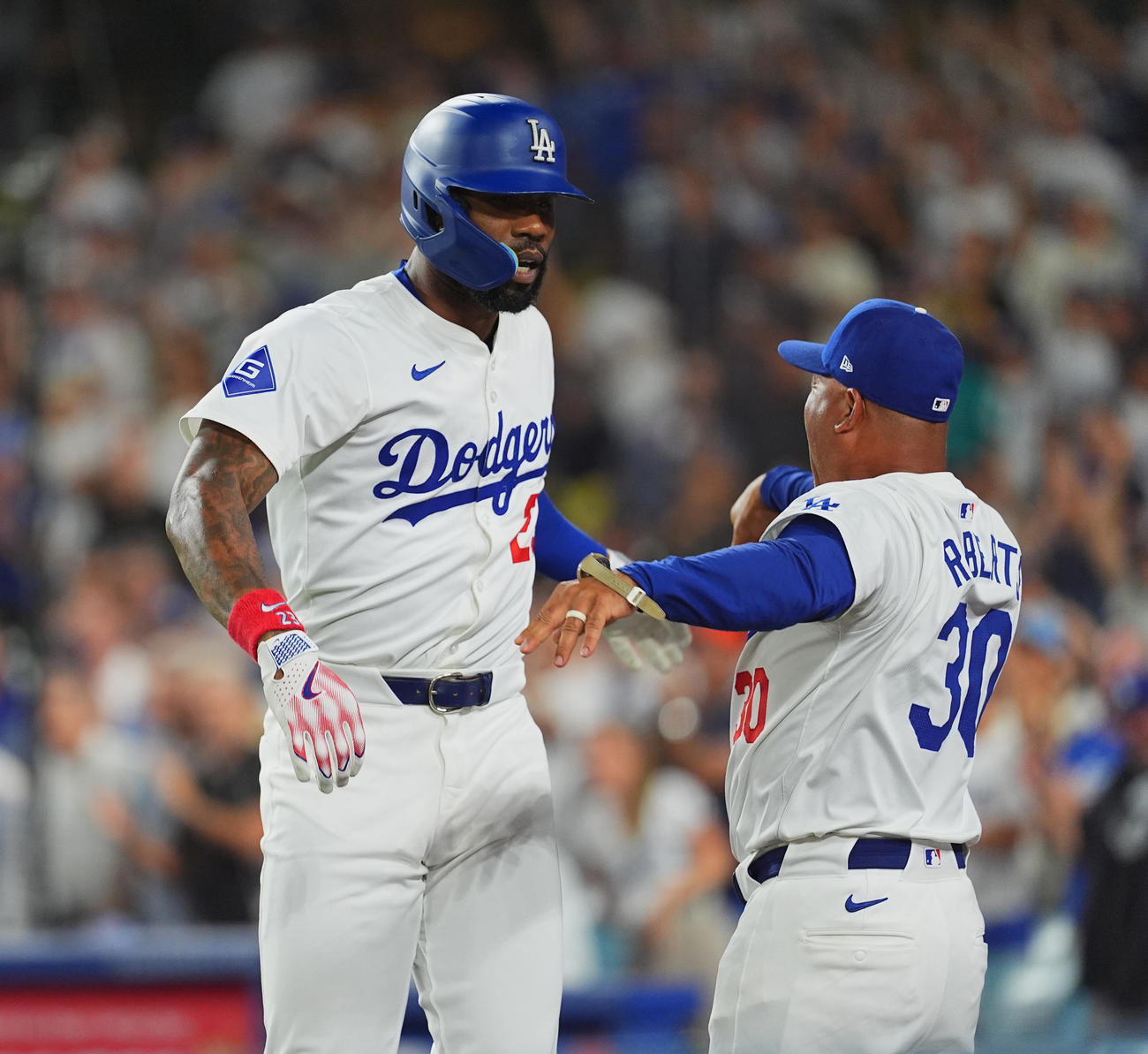 ドジャース対マリナーズ　8回裏ドジャース2死一、二塁、3点本塁打を放ったヘイワード（左）をタッチで迎えるロバーツ監督（撮影・菅敏）＝2024年8月20日