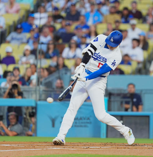 ドジャース対レイズ　1回裏ドジャース無死、一直に倒れる大谷（撮影・菅敏）