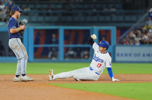 ドジャース対レイズ　4回裏ドジャース1死一塁、打者フリーマンの時、二塁盗塁を決める大谷（撮影・菅敏）