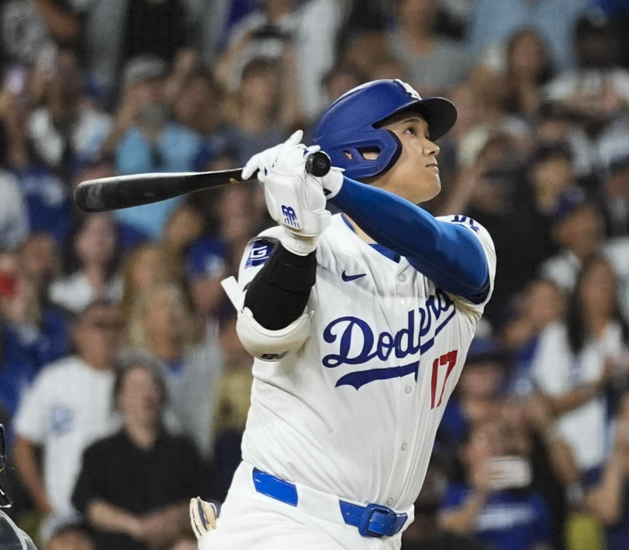 ドジャース対レイズ　9回裏ドジャース2死満塁、サヨナラの満塁本塁打を放つ大谷（AP）