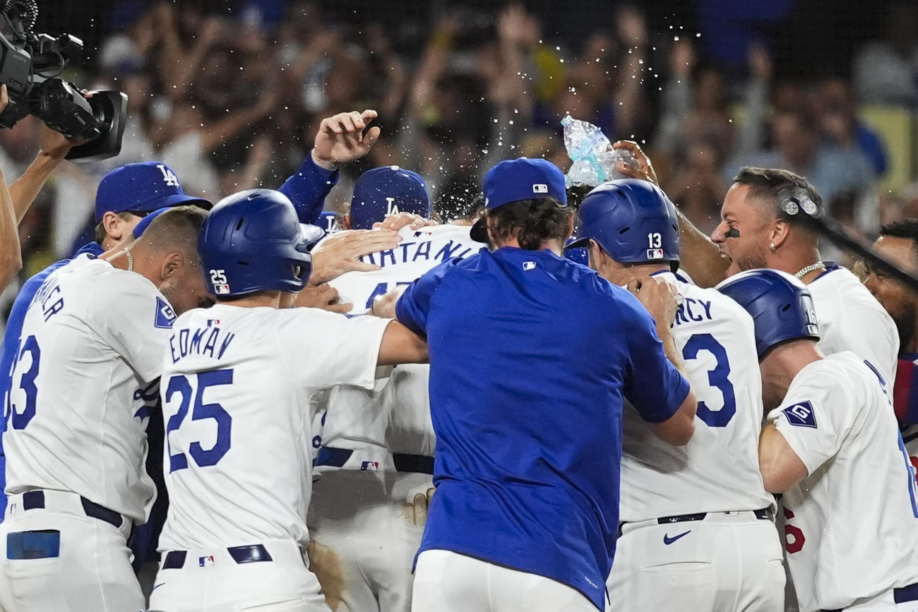 ドジャース対レイズ　9回裏ドジャース2死満塁、サヨナラの満塁本塁打を放った大谷（中央）（AP）