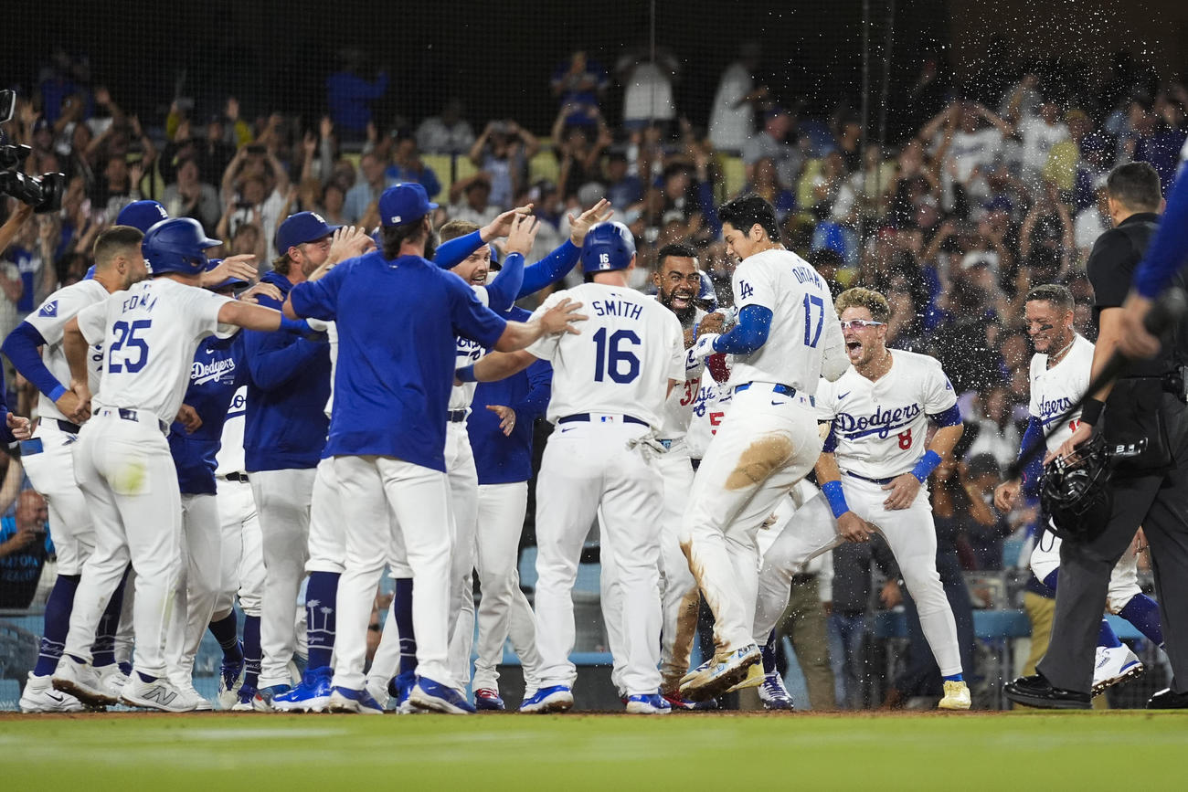 ドジャース対レイズ　9回裏ドジャース2死満塁、サヨナラの満塁本塁打を放った大谷（AP）