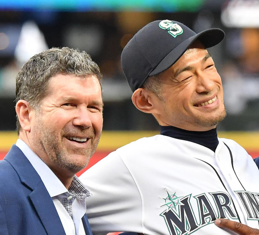 引退セレモニーで笑顔を見せるイチロー氏。左はエドガー・マルティネス氏（2019年9月撮影）