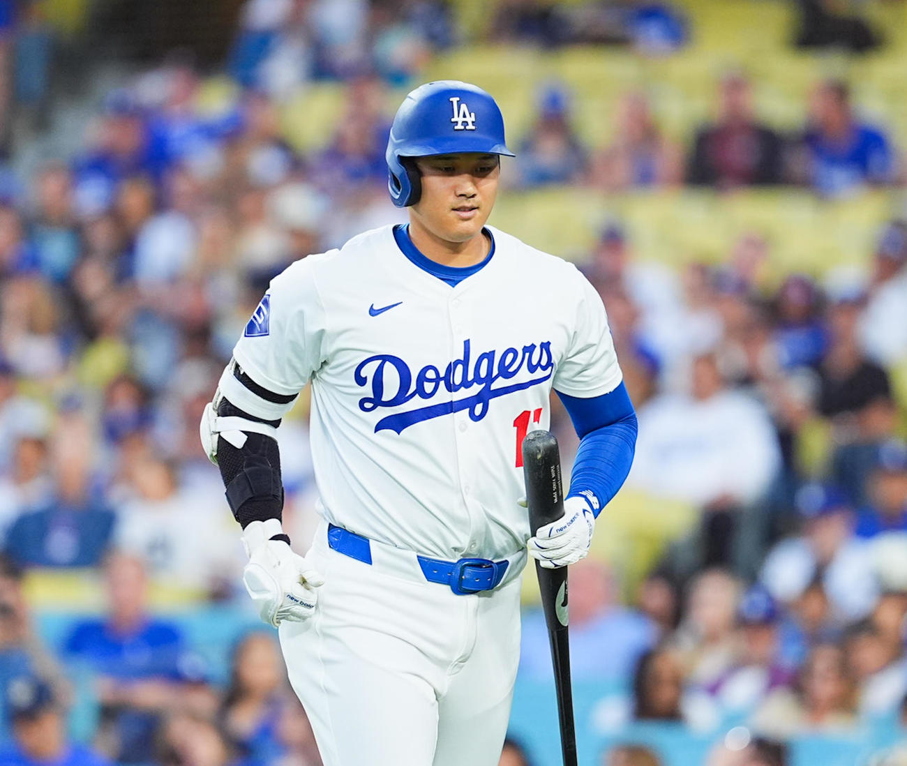 ドジャース対レイズ　1回裏ドジャース無死、一直に倒れ、ベンチに戻る大谷（撮影・菅敏）