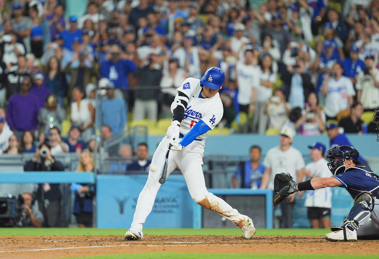 ドジャース対レイズ　9回裏ドジャース2死満塁、サヨナラ満塁本塁打を放つ大谷（撮影・菅敏）