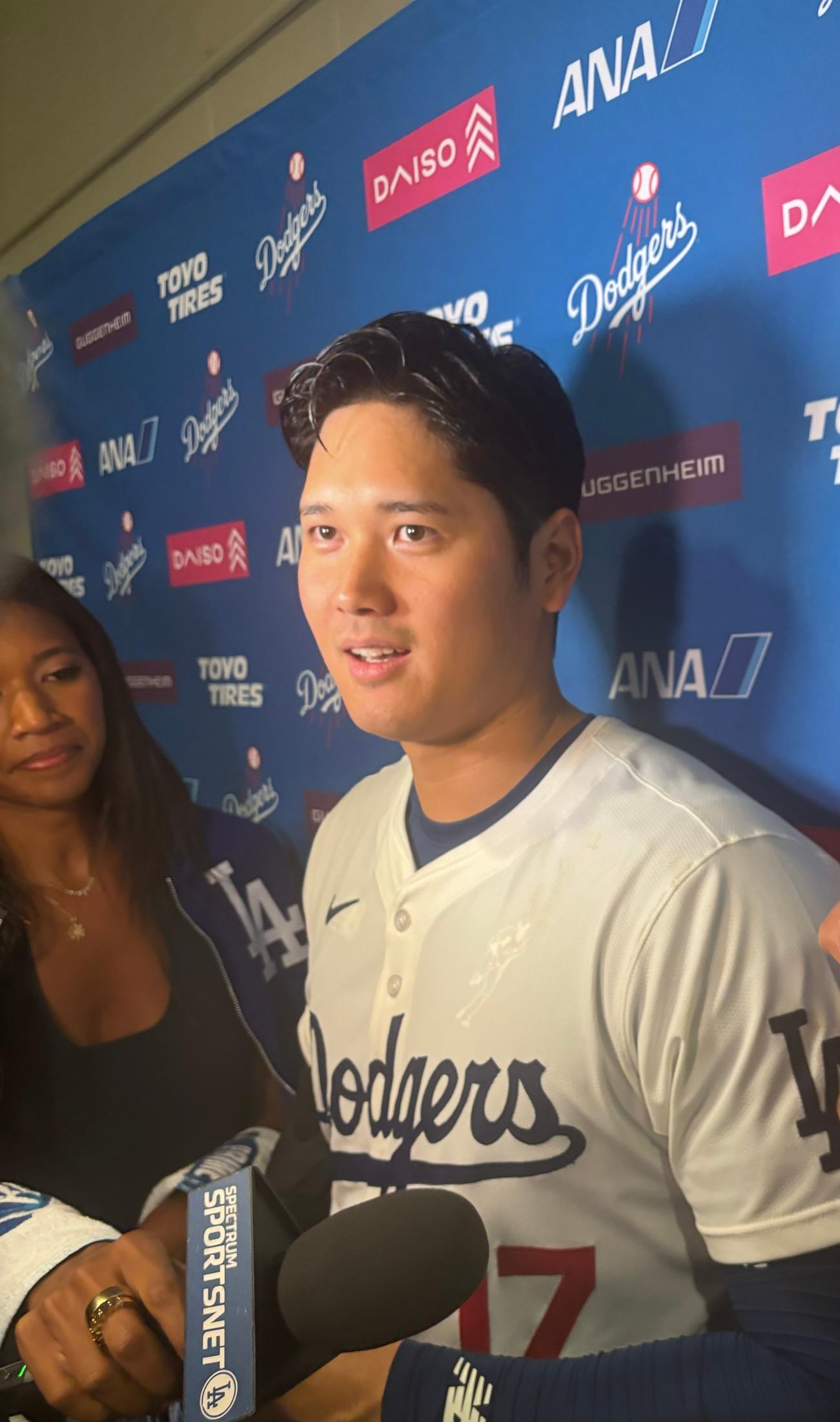 濡れた髪で会見するドジャース大谷（撮影・久保賢吾）
