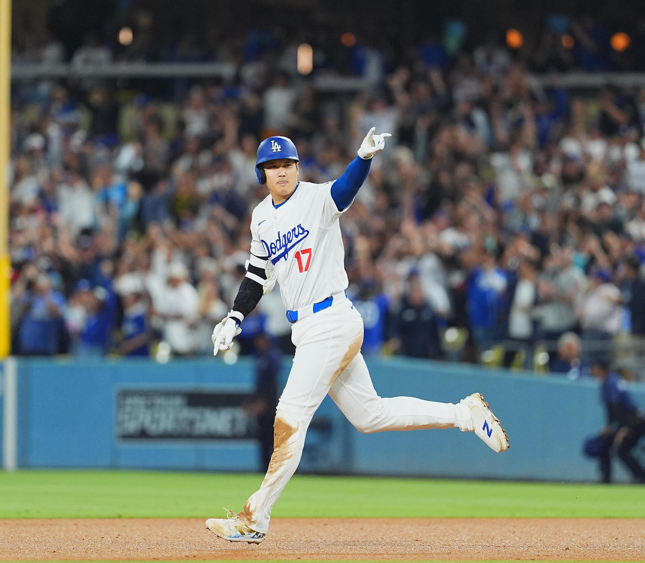 ドジャース対レイズ　9回裏ドジャース2死満塁、サヨナラ満塁本塁打を放ち、指を突き上げる大谷（撮影・菅敏）