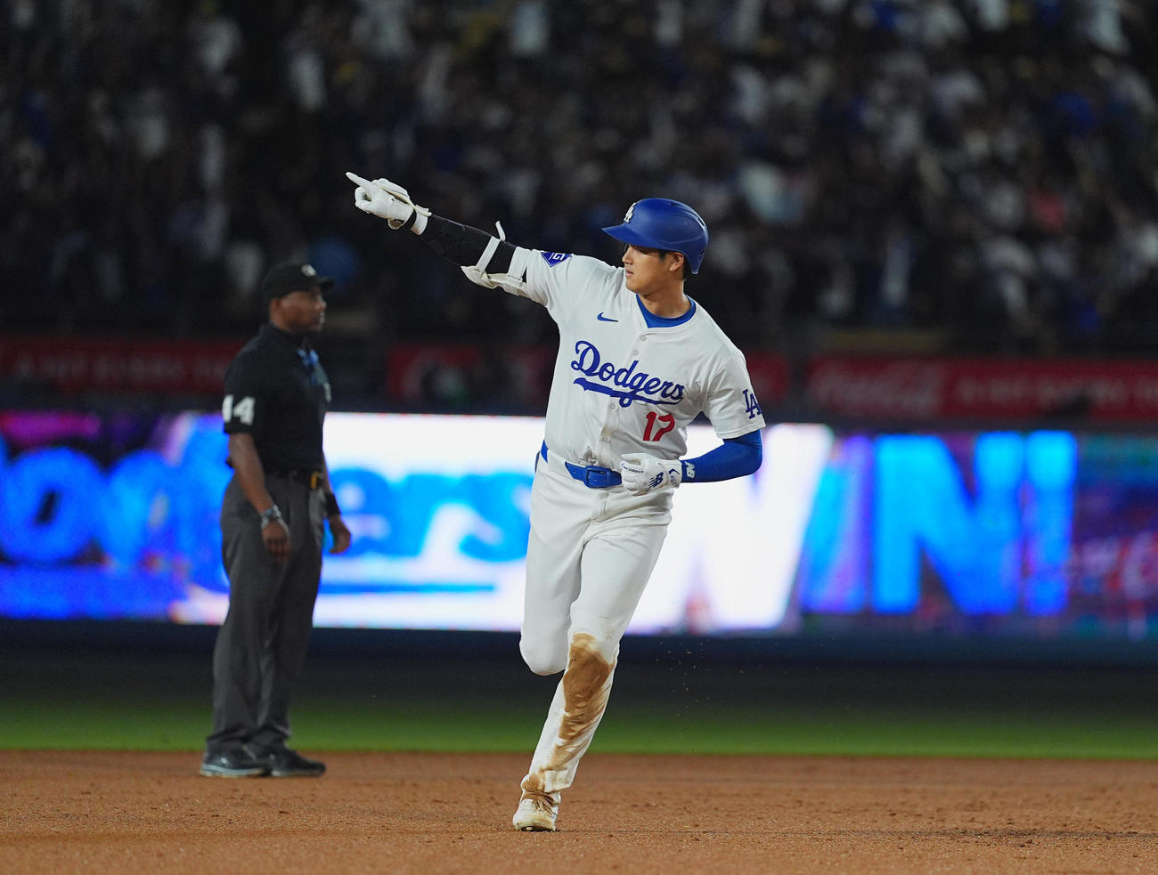 ドジャース対レイズ　9回裏ドジャース2死満塁、サヨナラ満塁本塁打を放ち、指を突き上げる大谷（撮影・菅敏）