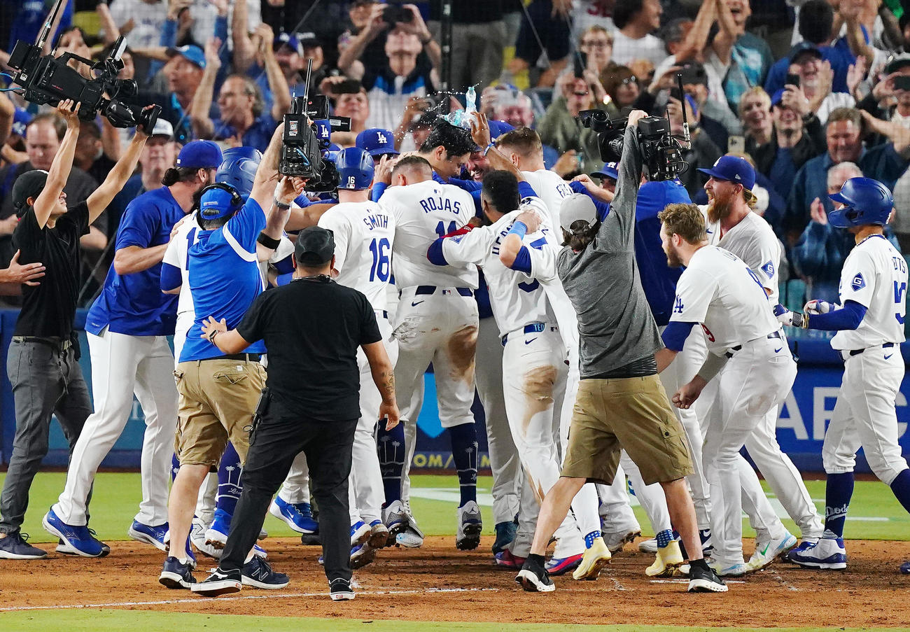 ドジャース対レイズ　9回裏ドジャース2死満塁、サヨナラの満塁本塁打を放ち、歓喜の輪の中で祝福される大谷（中央）（撮影・菅敏）