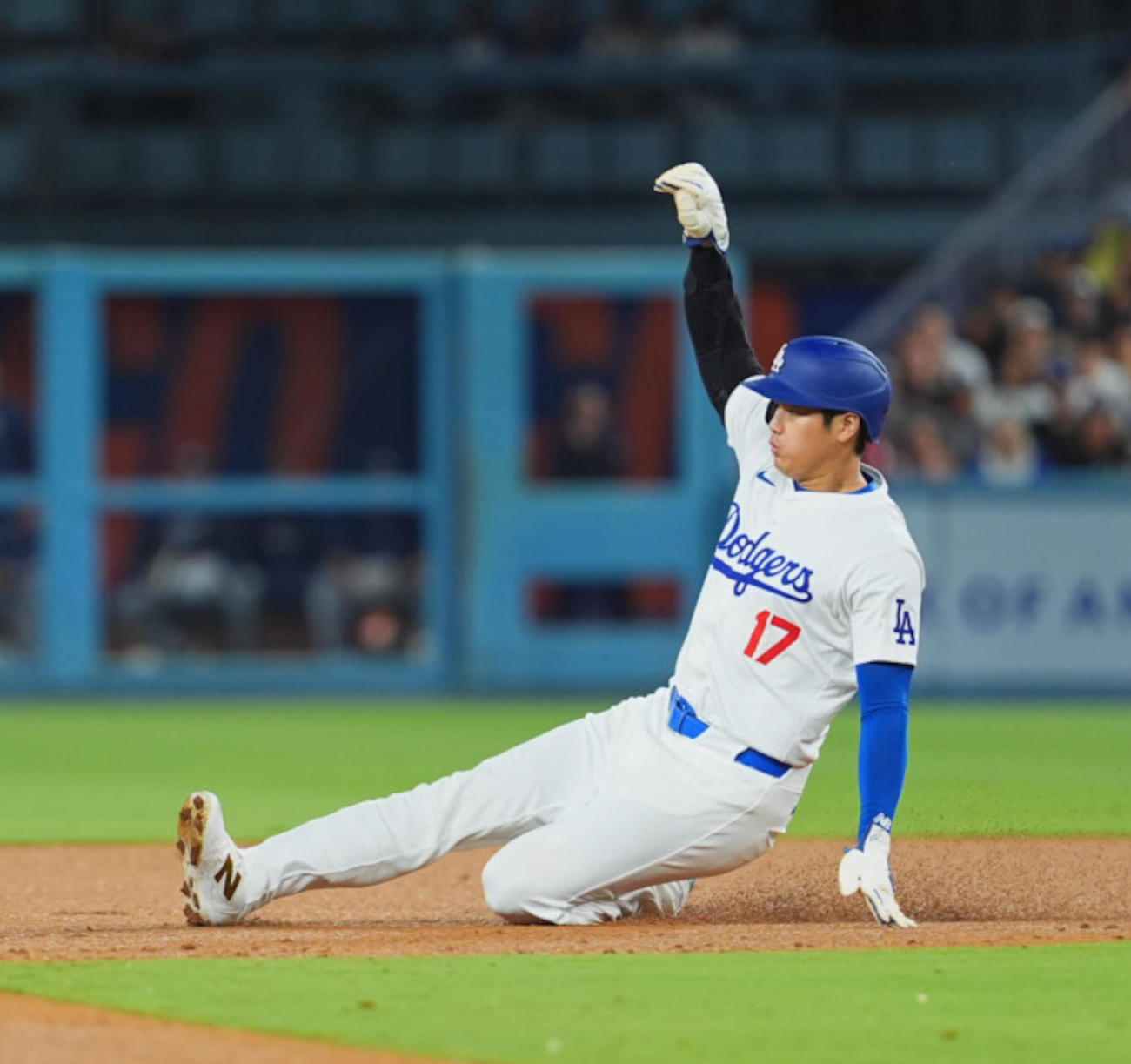 ドジャース対レイズ　4回裏ドジャース1死一塁、打者フレディ・フリーマンの時、二塁盗塁を決める大谷（撮影・菅敏）