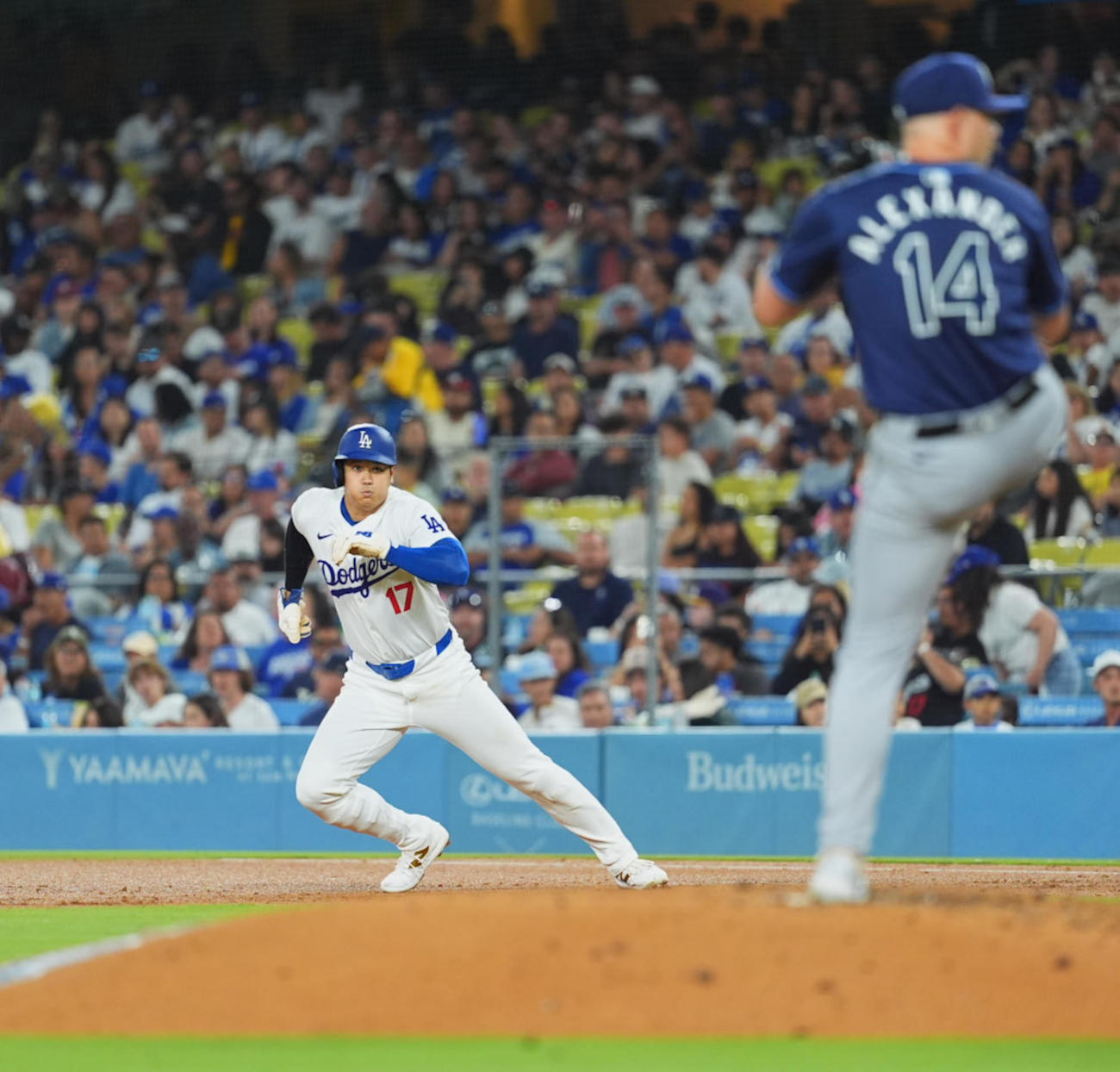 ドジャース対レイズ　4回裏ドジャース1死一塁、打者フリーマンの時、二塁に向かってスタートする大谷。投手アレクサンダー（撮影・菅敏）