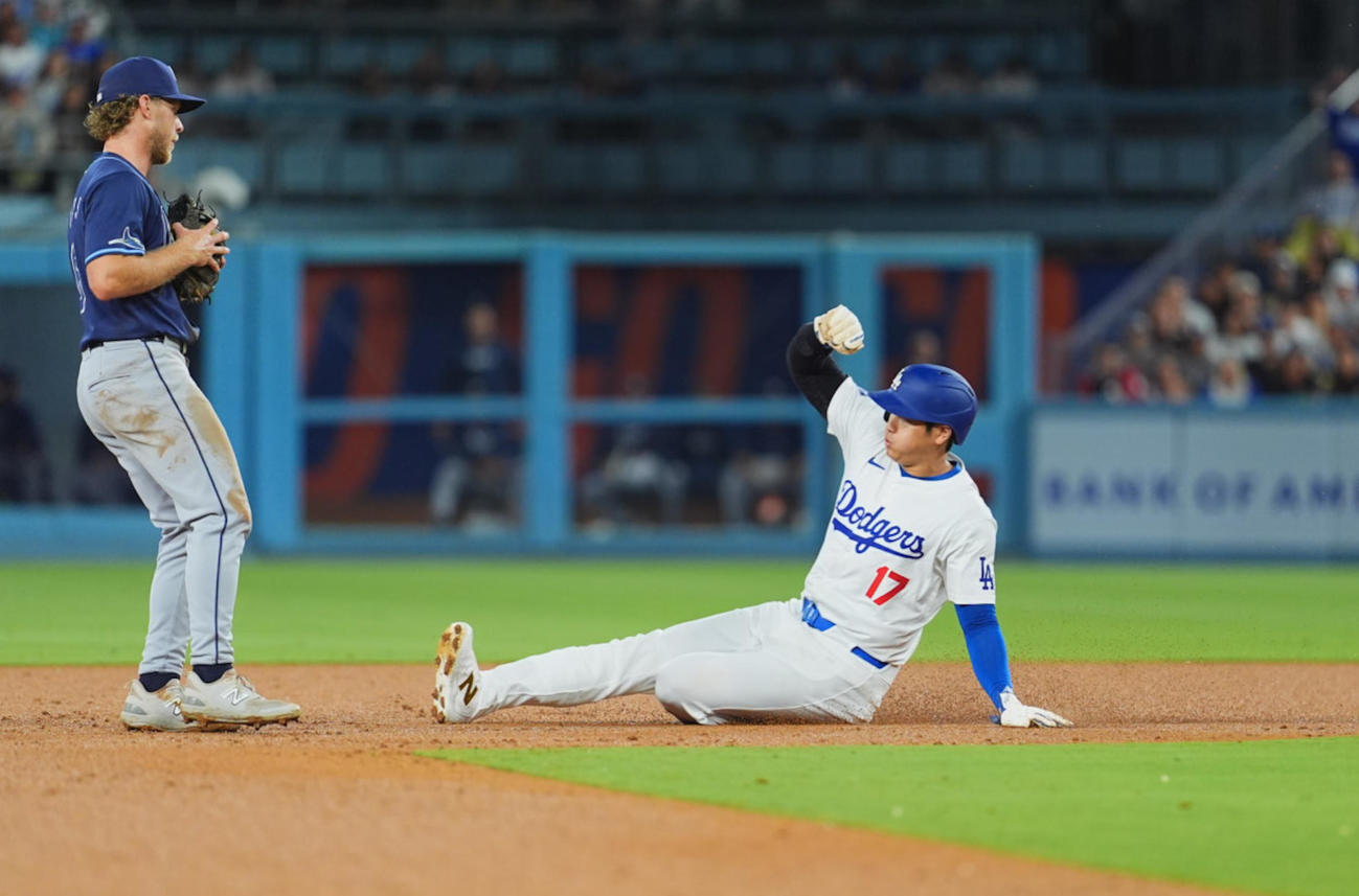 ドジャース対レイズ　4回裏ドジャース1死一塁、打者フリーマンの時、二塁盗塁を決める大谷（撮影・菅敏）