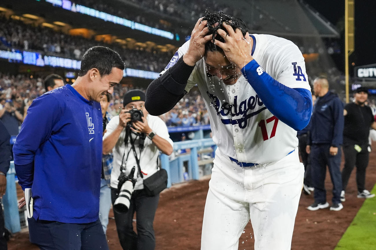 ドジャース対レイズ　9回裏ドジャース2死満塁、サヨナラの満塁本塁打を放ち、ウオーターシャワーで祝福された大谷（右）（AP）