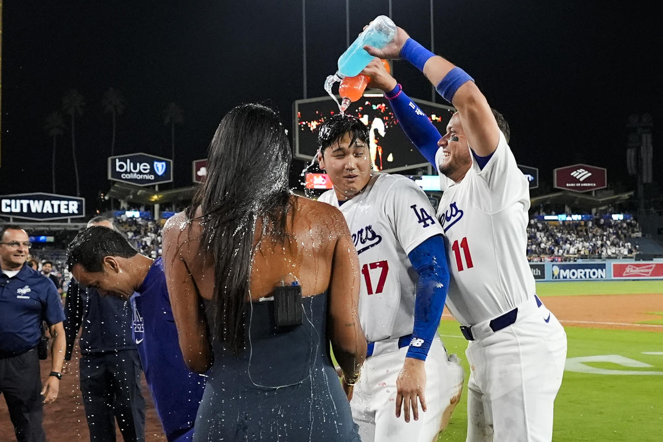 ドジャース対レイズ　9回裏ドジャース2死満塁、サヨナラの満塁本塁打を放ち、ウオーターシャワーで祝福される大谷（中央）（AP）
