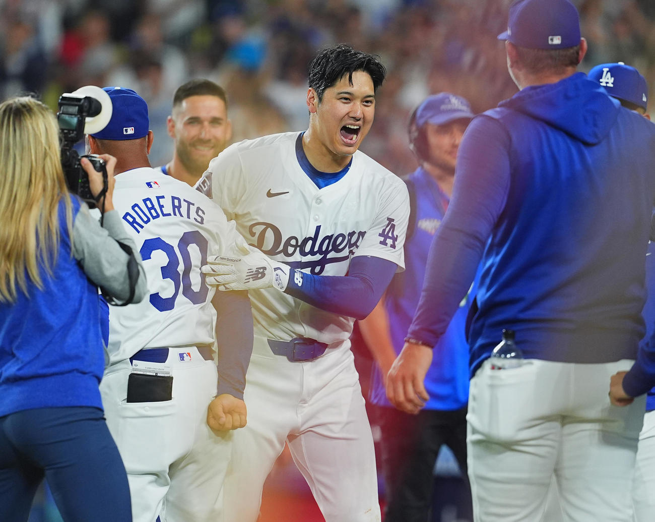 ドジャース対レイズ　9回裏ドジャース2死満塁、サヨナラ満塁本塁打を放ち、ロバーツ監督（左）祝福される大谷（撮影・菅敏）