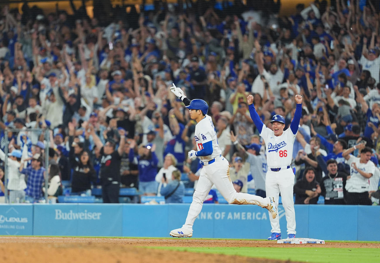ドジャース対レイズ　9回裏ドジャース2死満塁、サヨナラの満塁本塁打を放ち、指を突き上げる大谷（撮影・菅敏）