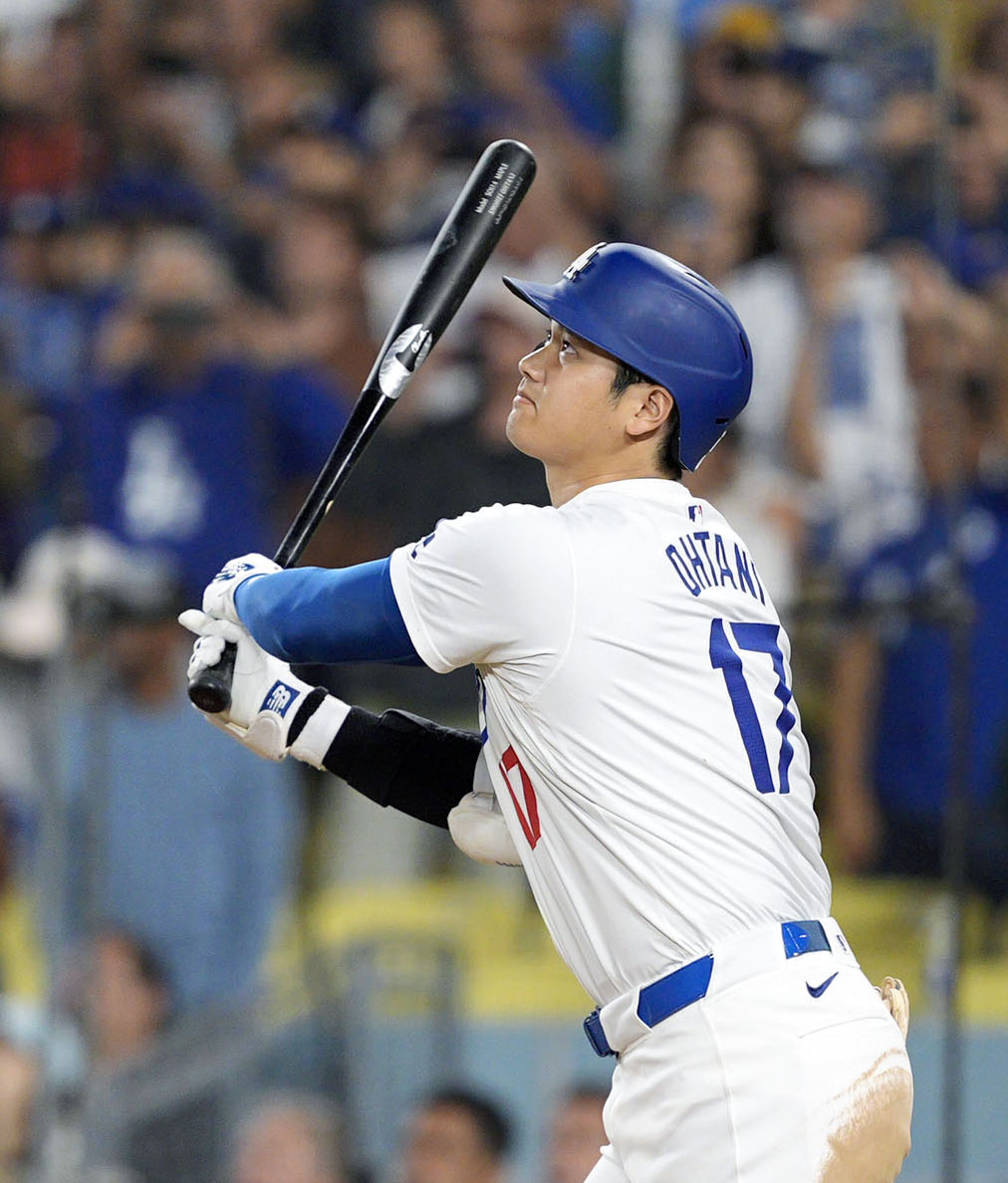 レイズ戦の9回、サヨナラ満塁本塁打を放つドジャース・大谷。メジャー史上6人目の「40本塁打、40盗塁」を達成した＝ロサンゼルス（共同）