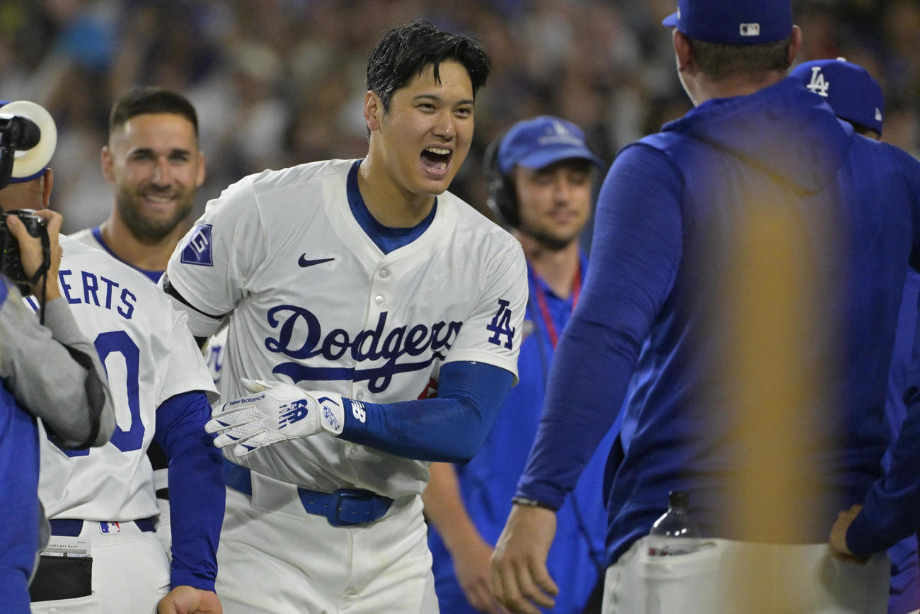 ドジャース対レイズ　9回裏ドジャース2死満塁、サヨナラの満塁本塁打を放ち、祝福される大谷（USA TODAY Sports＝ロイター）