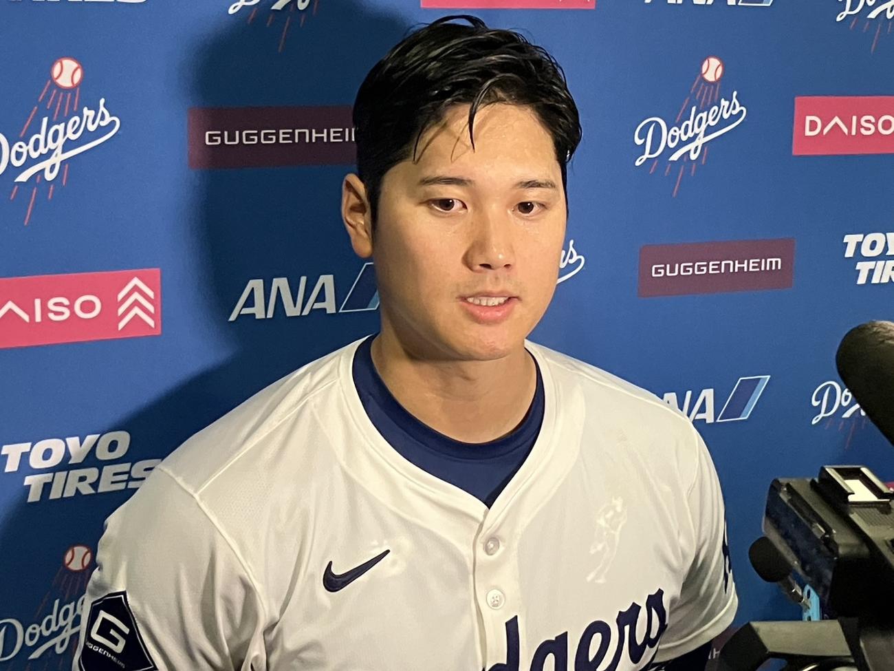 濡れた髪で会見するドジャース大谷（撮影・久保賢吾）