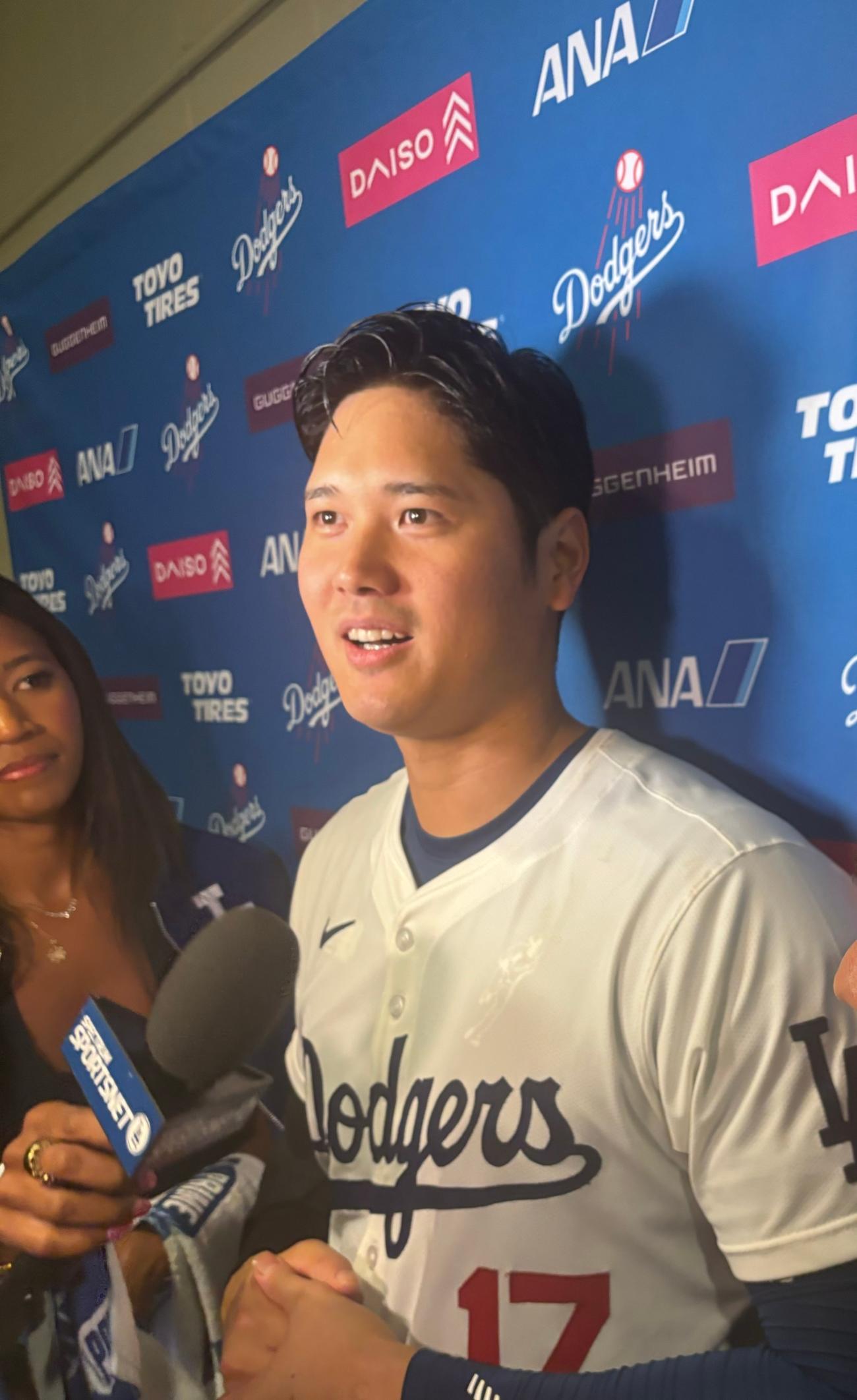 濡れた髪で会見するドジャース大谷（撮影・久保賢吾）