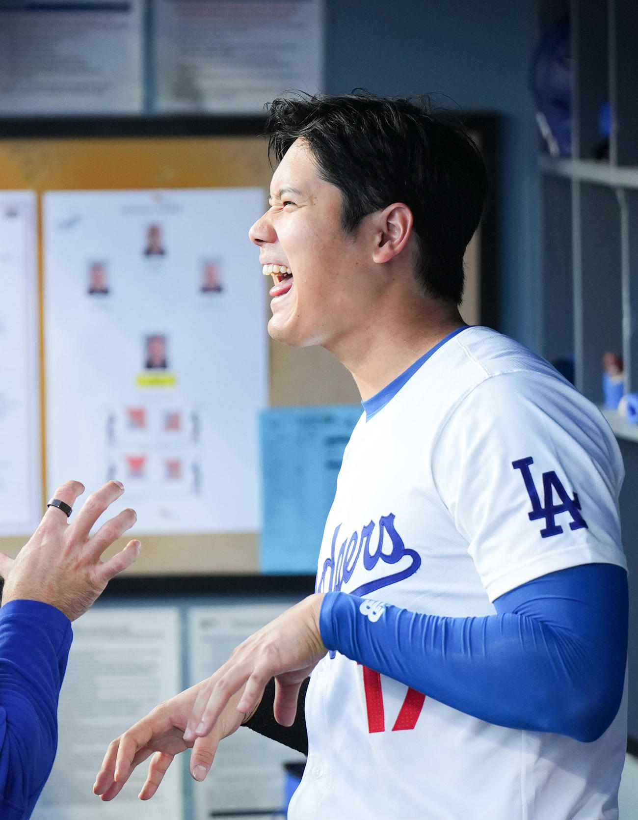 ドジャース対レイズ　散髪をした大谷は、試合前にポーズをとる（撮影・菅敏）