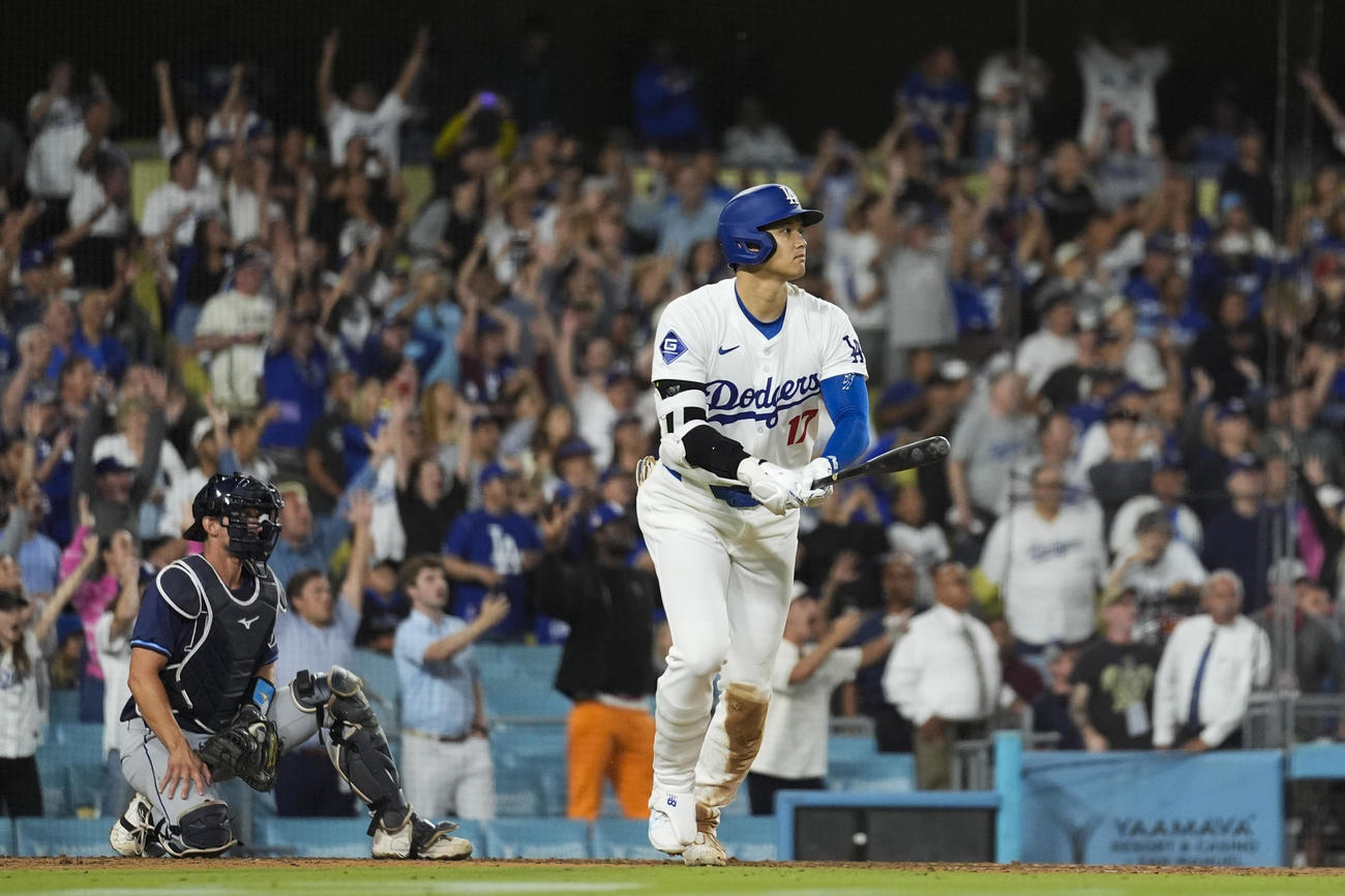 ドジャース対レイズ　9回裏ドジャース2死満塁、サヨナラの満塁本塁打を放つ大谷（AP）