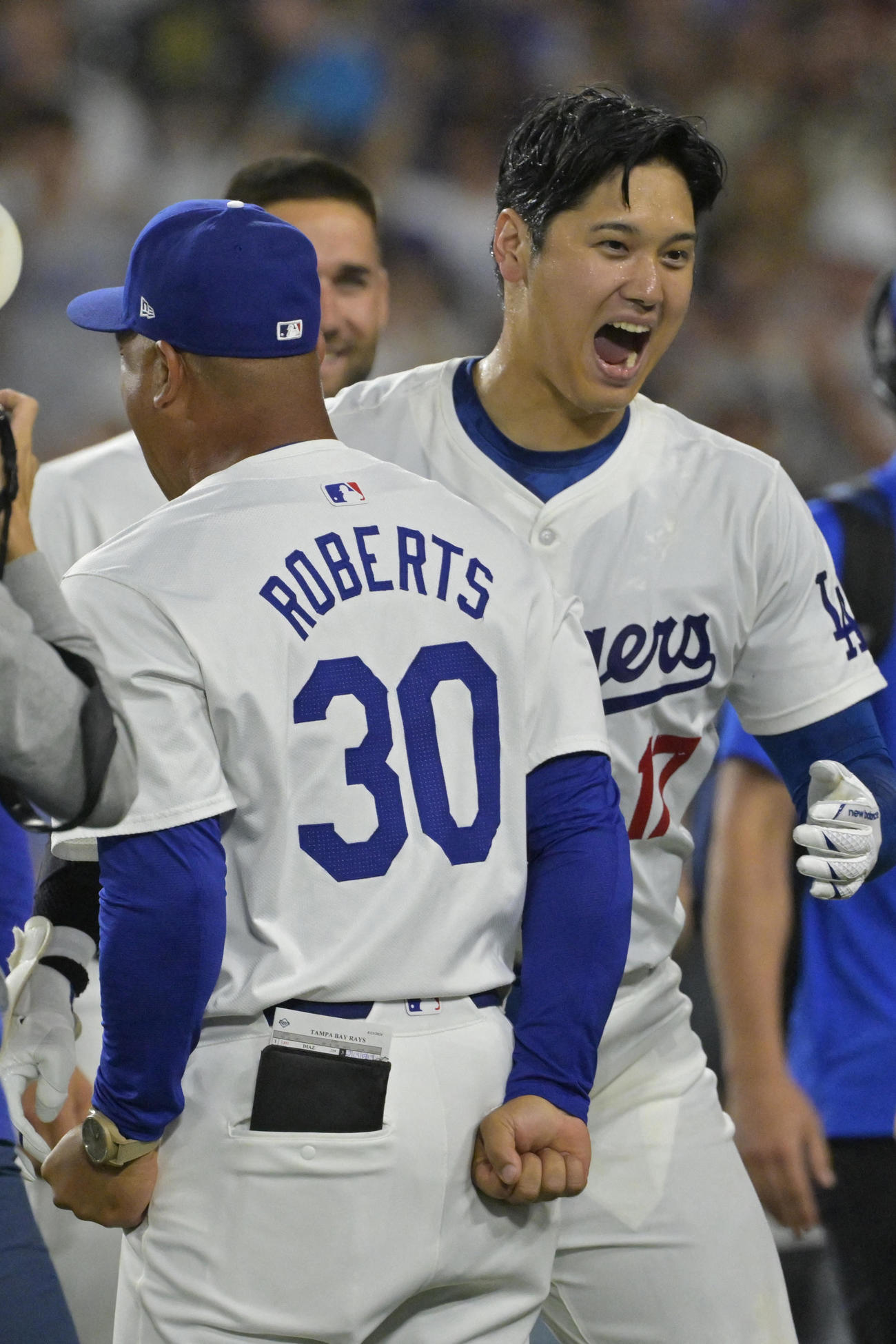 ドジャース対レイズ　9回裏ドジャース2死満塁、サヨナラの満塁本塁打を放ち、祝福される大谷（USA TODAY Sports＝ロイター）