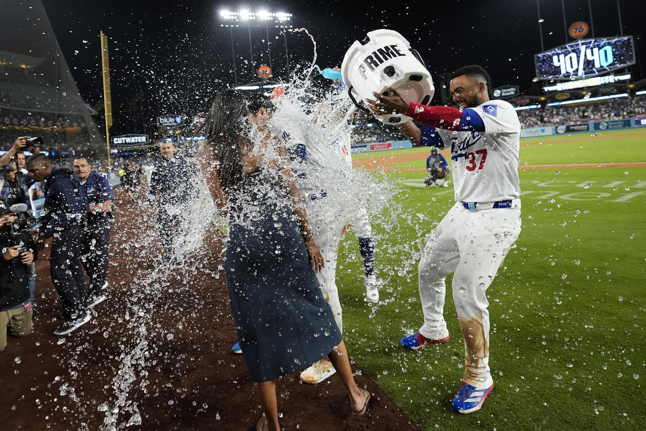 ヘルナンデスにウオーターシャワーで祝福される大谷（AP）