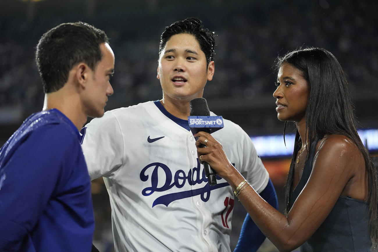 インタビューを受ける大谷（AP）