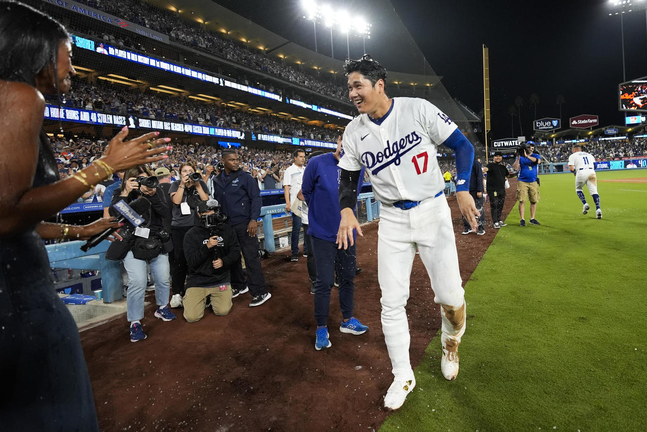 ドジャース対レイズ　9回裏ドジャース2死満塁、サヨナラの満塁本塁打を放ち、ウオーターシャワーで祝福された大谷は笑顔（AP）